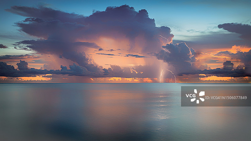 美国Th Ave日落时分的壮丽海景图片素材