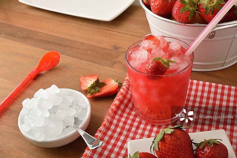 桌子上草莓和饮料的高角度视图图片素材