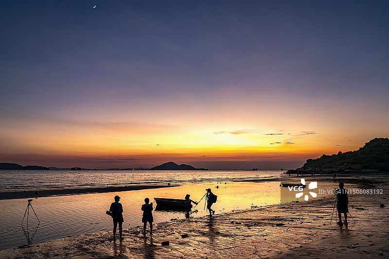 日落时分，中国香港屯门海滩上人群的剪影图片素材