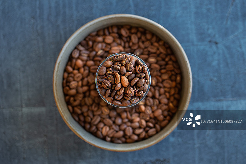 桌子上碗里的咖啡豆俯视图，新西兰图片素材