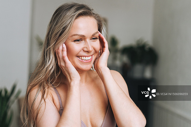 微笑的女人在家图片素材