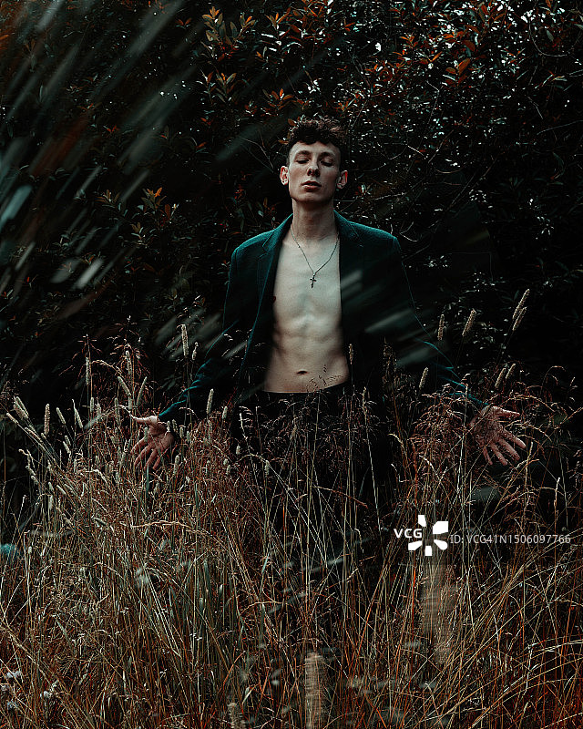 站在植物丛中的年轻男子，俄罗斯图片素材