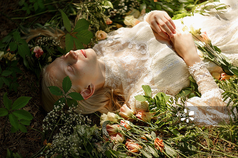 俯视躺在田野上的女人图片素材