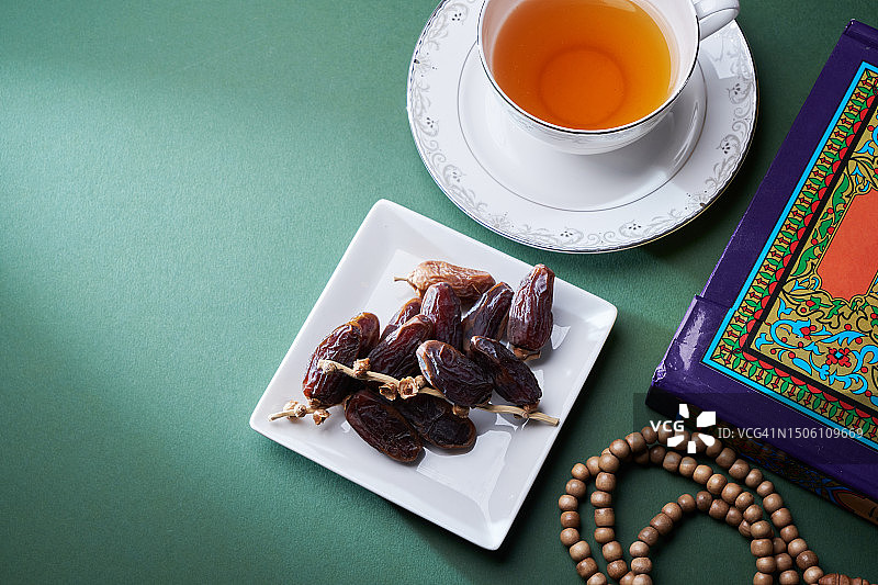 马来西亚餐桌上的食物和饮料俯视图图片素材