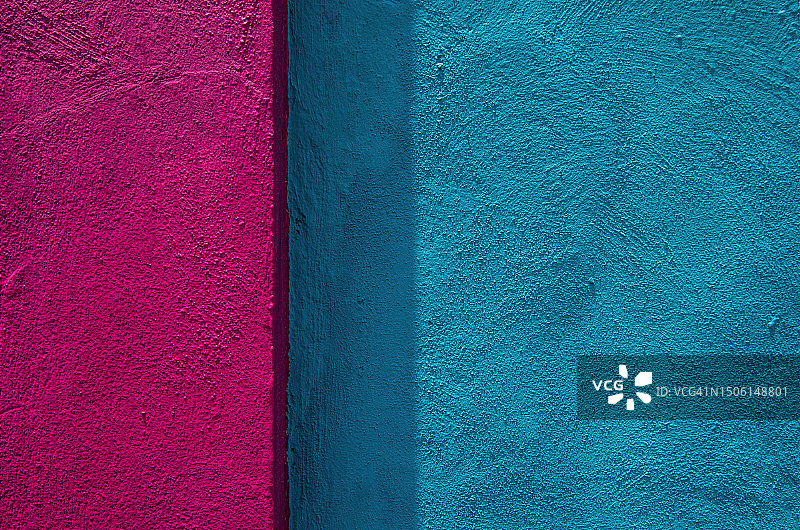 殖民时期建筑的粉色和浅蓝色外墙图片素材