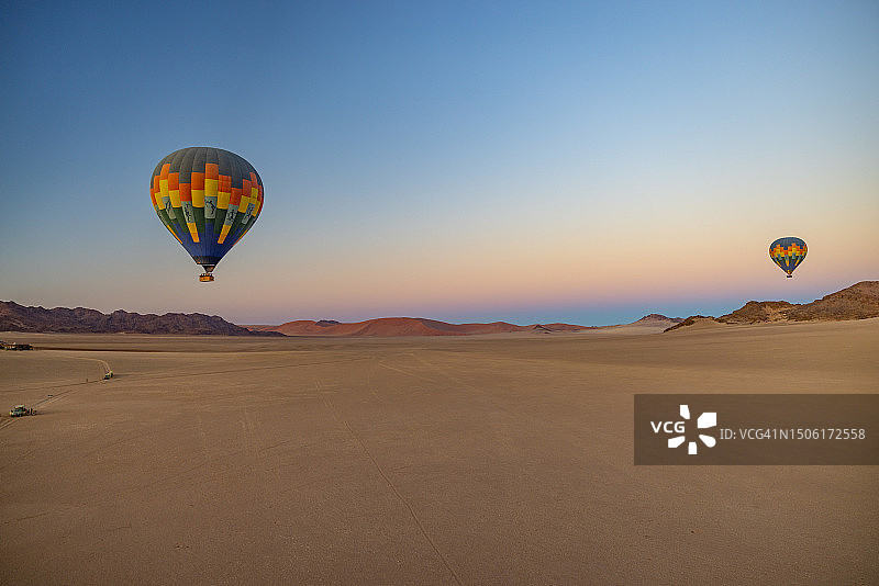 纳米比亚上空飞行的热气球图片素材