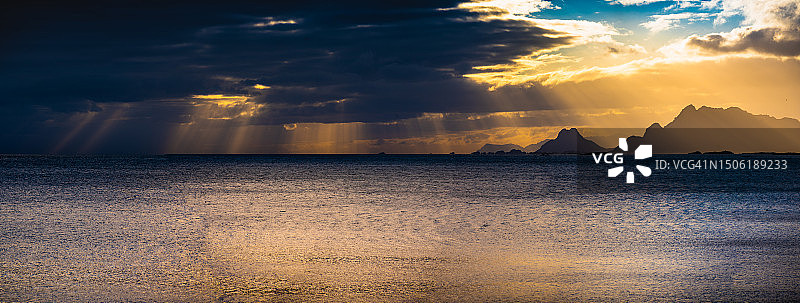 日落时大海对着天空的美景图片素材