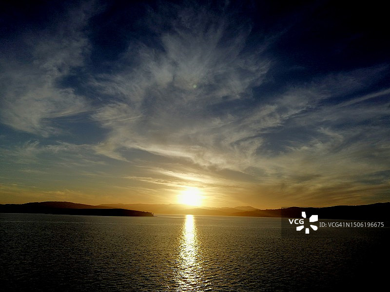 日落时大海对着天空的美景图片素材