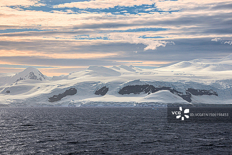 南极洲格兰迪迪尔海峡日落雪山海景图片素材