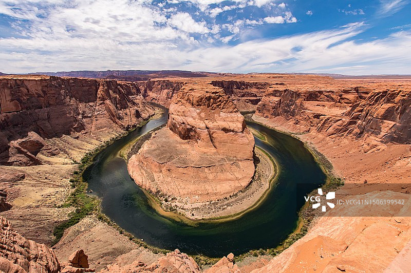 美国多云天空下的岩层航拍图片素材