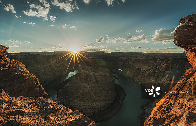 美国亚利桑那州佩吉市日落时分马蹄湾全景图片素材