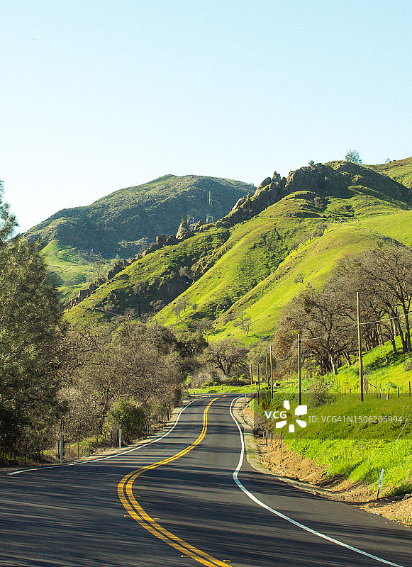 乡村景观中的空旷道路图片素材