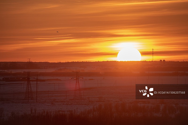 俄罗斯日落时分的田野风光图片素材