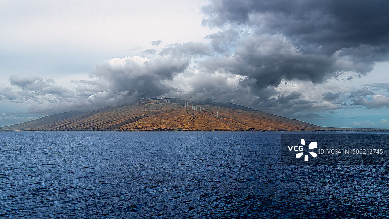 美国夏威夷毛伊岛多云天空下的海景图片素材