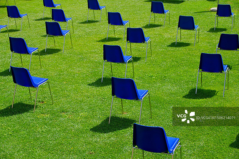 意大利草地上空椅子的俯视图图片素材