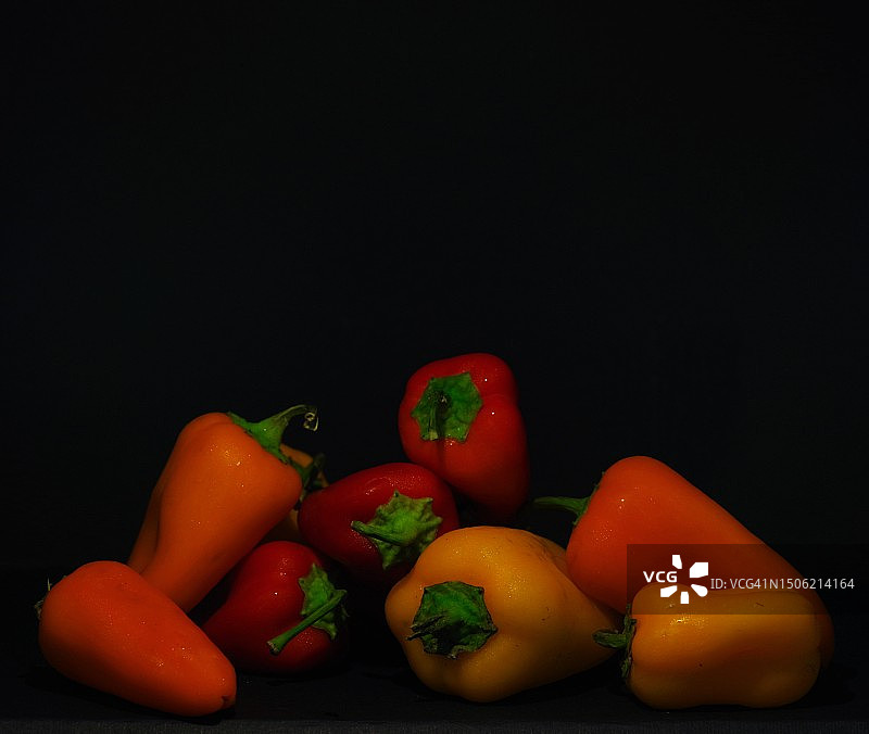 黑色背景下桌子上的番茄特写，意大利图片素材