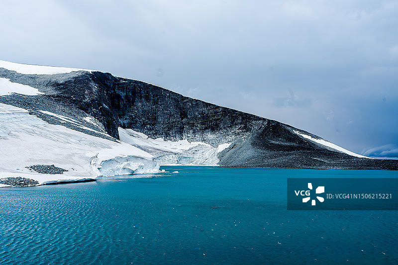 挪威隆 municipality约通黑门山雪山海景图片素材