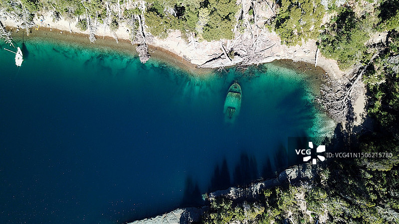 高角度拍摄的阿根廷维多利亚岛湖泊图片素材