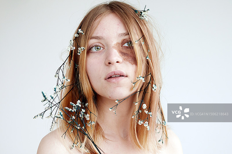 白色背景中手持鲜花的年轻女子特写图片素材