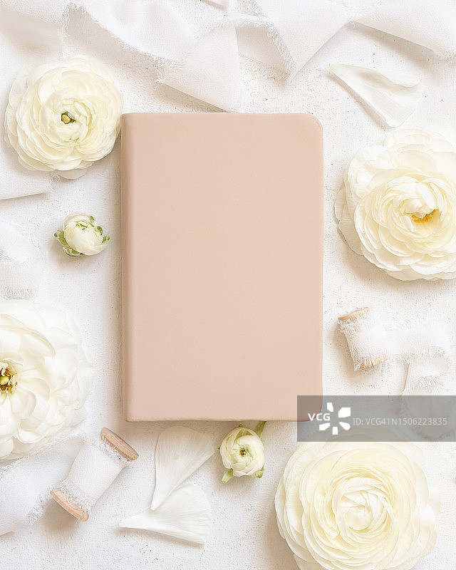 奶油色硬面教科书、玫瑰和白色丝带，意大利布林迪西图片素材