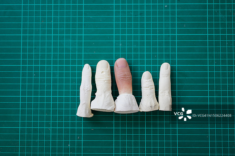 义肢工坊中的硅胶手指部件图片素材