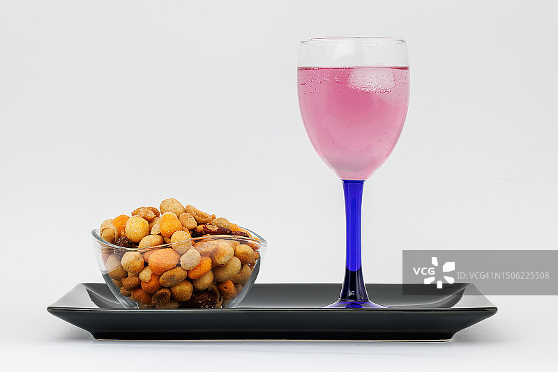 白色背景餐桌小吃饮品特写图片素材