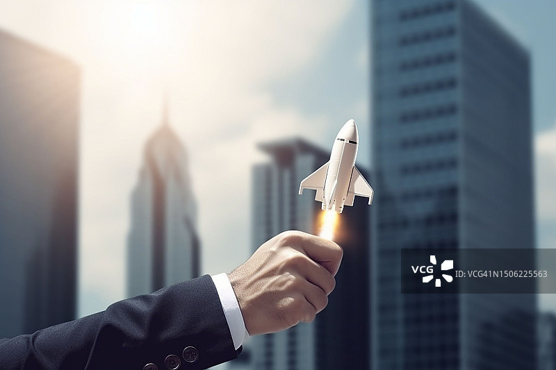 男人试图触摸启动的火箭，商业启动概念图片素材