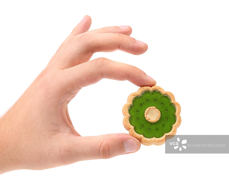 白色背景下手部特写手持猕猴桃果酱饼干图片素材