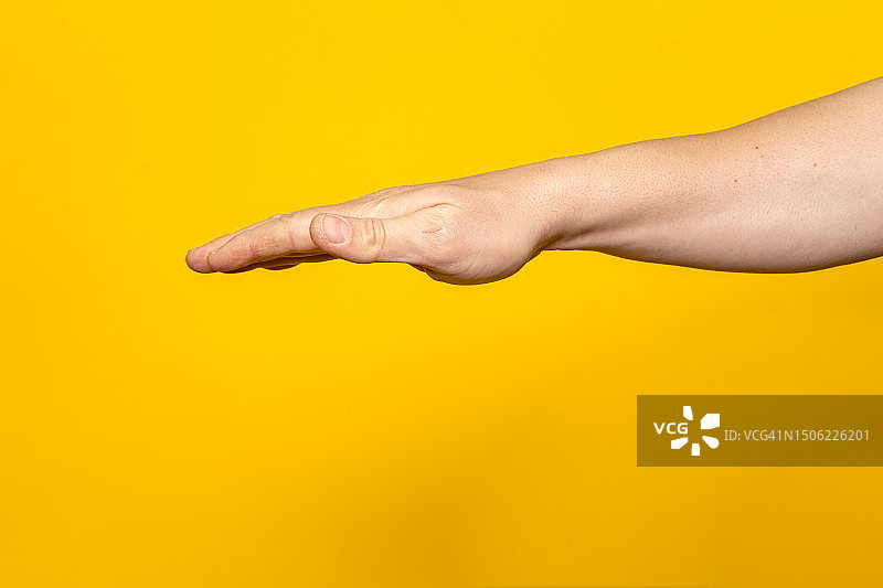 健壮的男人的手臂，手掌向下图片素材