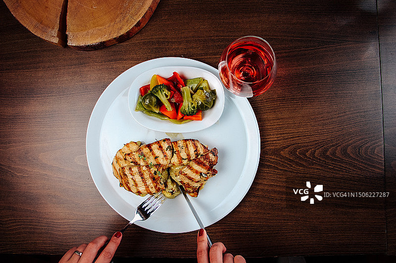 在土耳其安卡拉，餐盘食物的手部特写图片素材