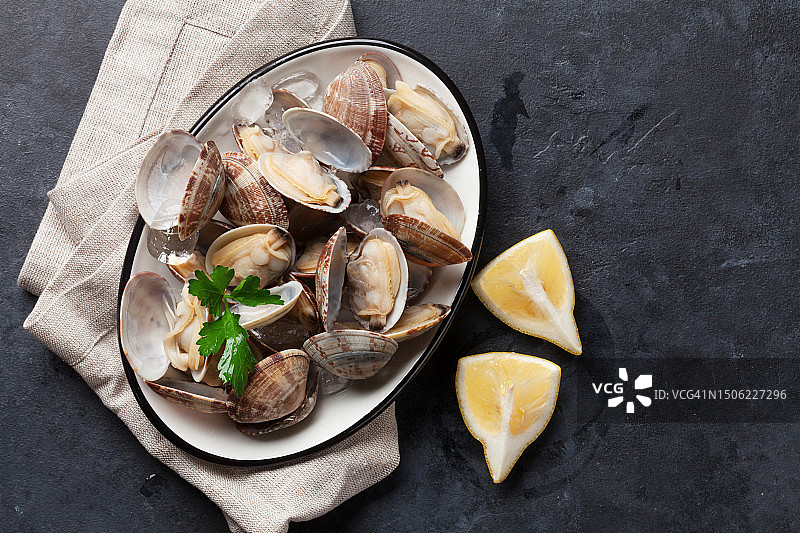 石桌上的新鲜海鲜碗图片素材