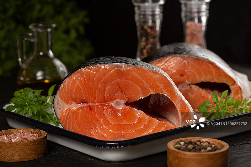 木制托盘上冰镇三文鱼和食材特写图片素材