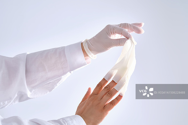 医务人员脱下手套，灰色背景图片素材
