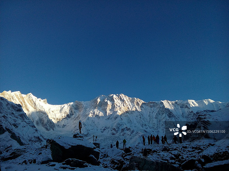 尼泊尔卡斯基安纳布尔纳大本营雪山蓝天风光图片素材