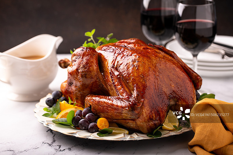 用于庆祝晚宴的完整烤火鸡图片素材