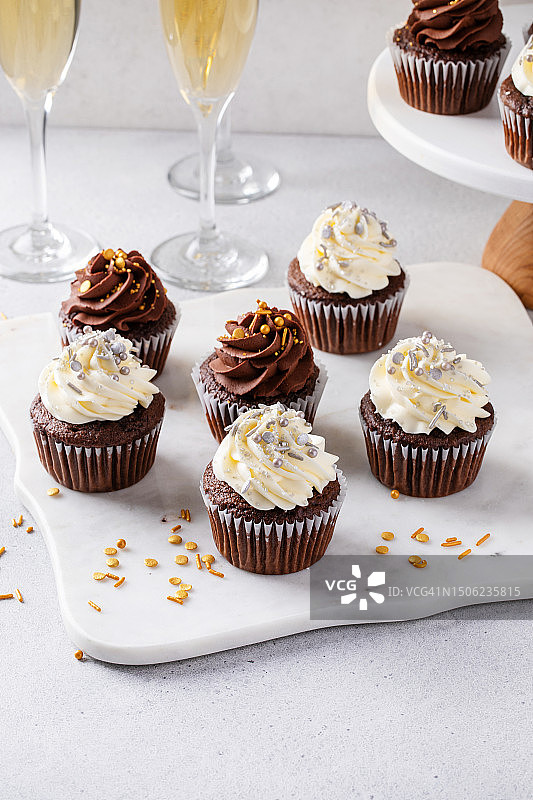 新年夜派对上的节日纸杯蛋糕，美国图片素材
