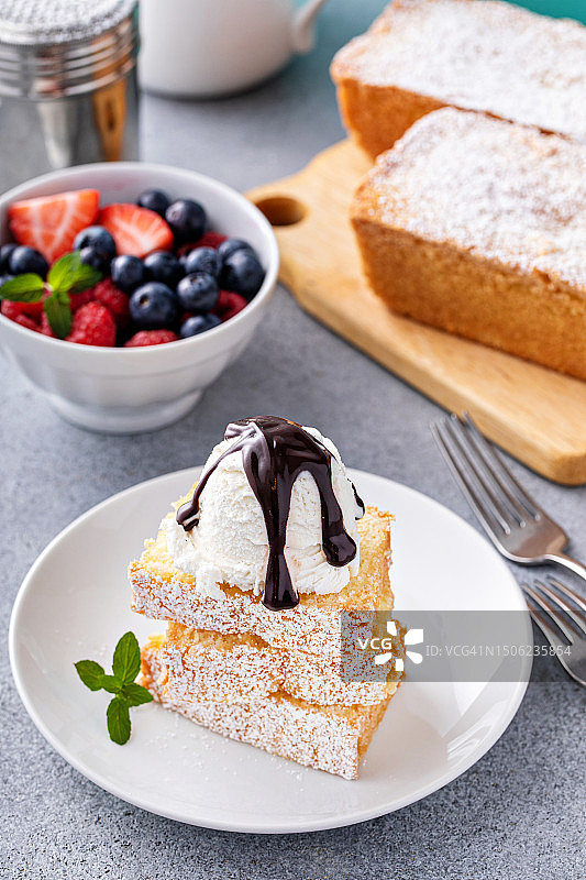 搭配冰淇淋的美式自制磅蛋糕图片素材