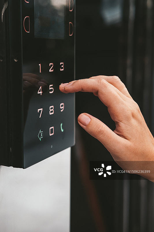 在控制面板上输入数字密码进入建筑物图片素材