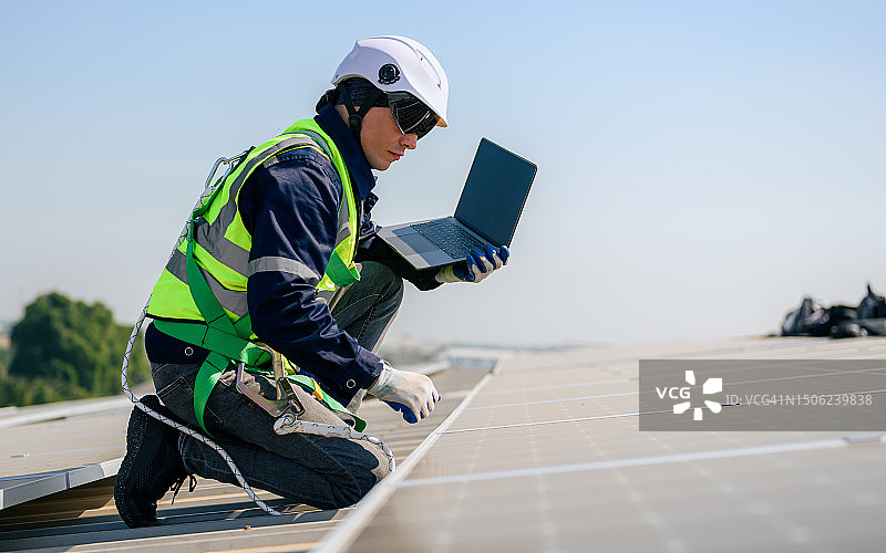 专业技术人员检查太阳能电池板（侧面）图片素材