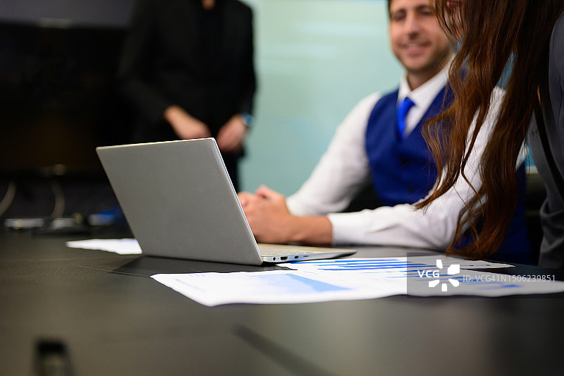 商务团队在办公室开会和集思广益图片素材