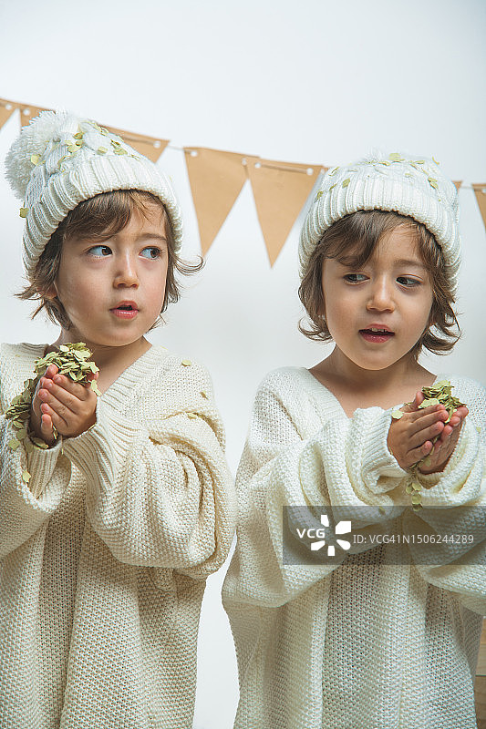 加泰罗尼亚，西班牙：靠墙站立的可爱兄弟姐妹图片素材