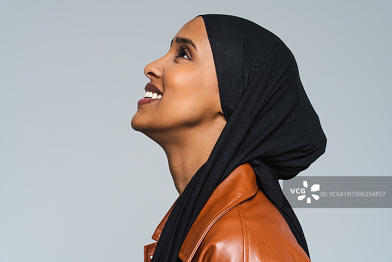 阿拉伯联合酋长国：戴头巾的微笑年轻女子肖像图片素材