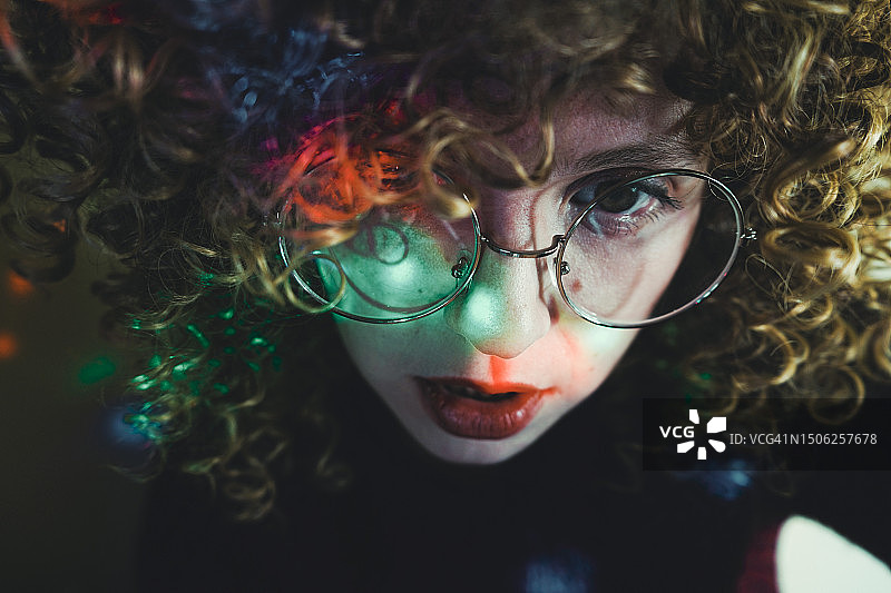 迷幻灯光下的年轻人肖像，西班牙布尔戈斯图片素材