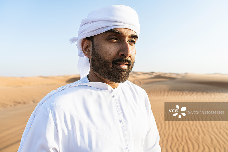 沙漠中的中东男人肖像图片素材