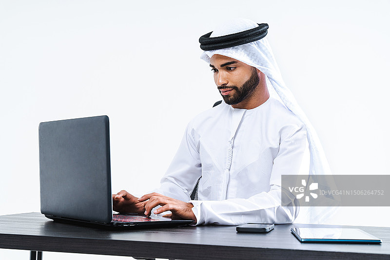 在迪拜阿联酋办公室工作的阿联酋中东商人图片素材
