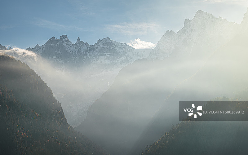 瑞士布雷加利亚索格里奥山脉风光图片素材