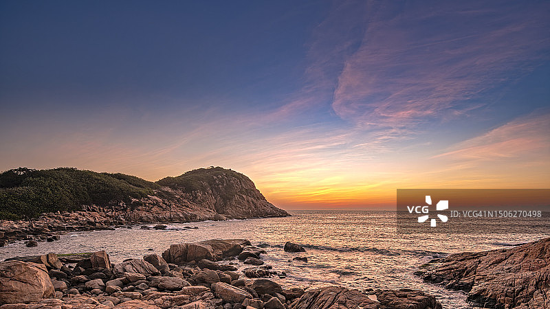 日落时大海对着天空的美景图片素材