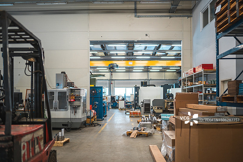 金属工厂仓库中的木箱物料图片素材