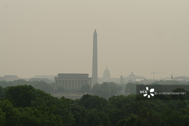烟雾笼罩下的华盛顿特区天际线图片素材
