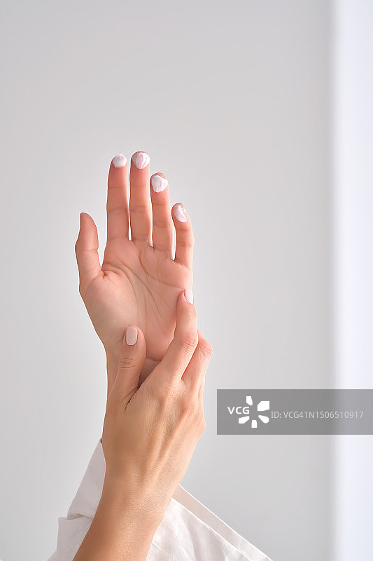 女性手指涂抹白色乳霜图片素材